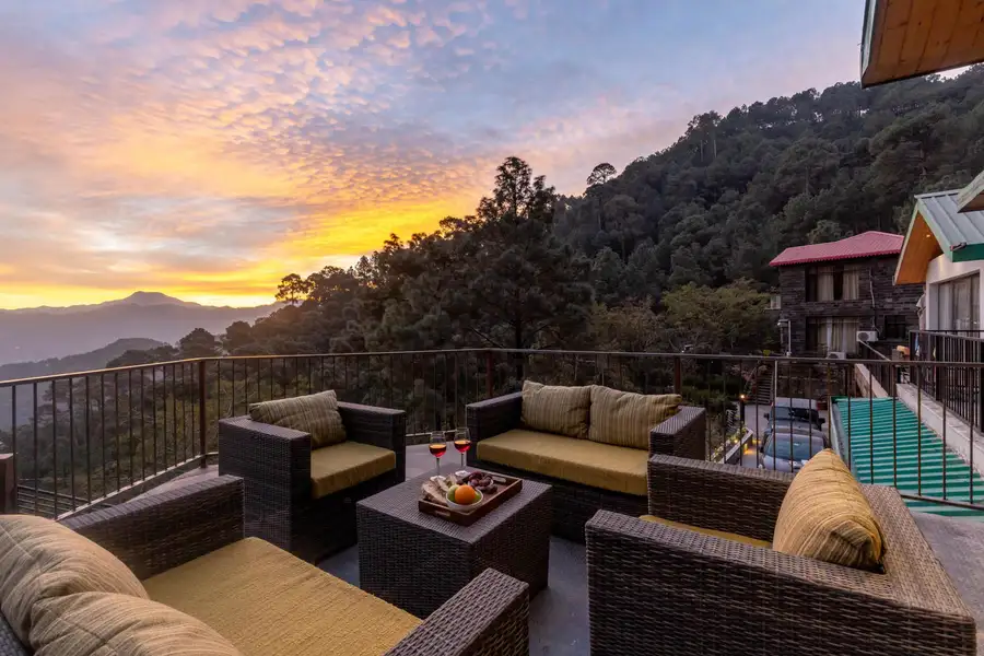 Thelma & Louise  W/ Outdoor Jacuzzi, Kasauli