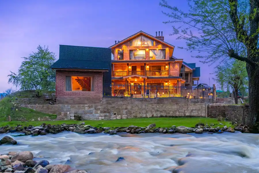 Timber @ Swiss Chalet - Riverside, Tangmarg, Gulmarg