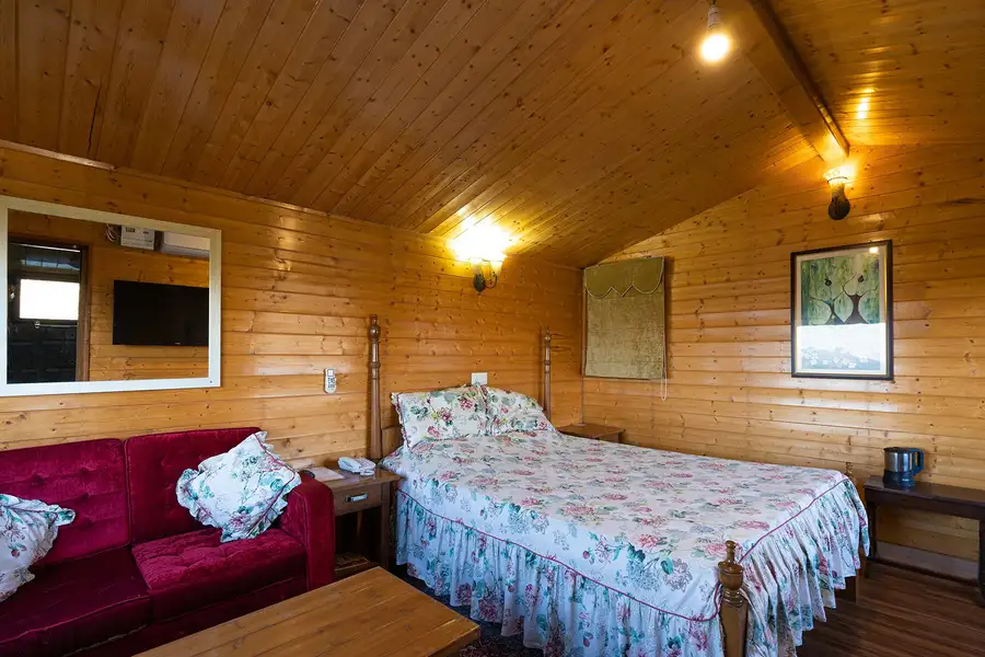 Treehouse @ Villa Mountain Crest w/ Outdoor Pool, Kasauli