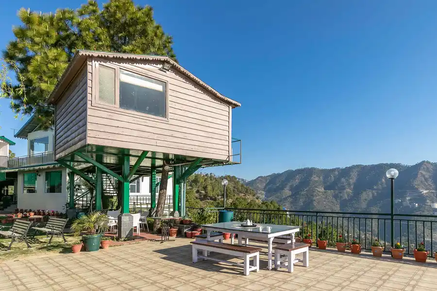 Treehouse @ Villa Mountain Crest w/ Outdoor Pool, Kasauli