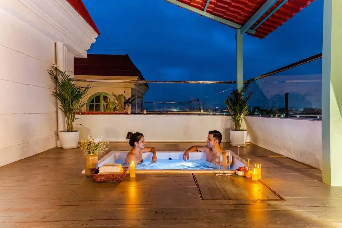 Villa Amoraa w/ Rooftop Jacuzzi, North Goa
