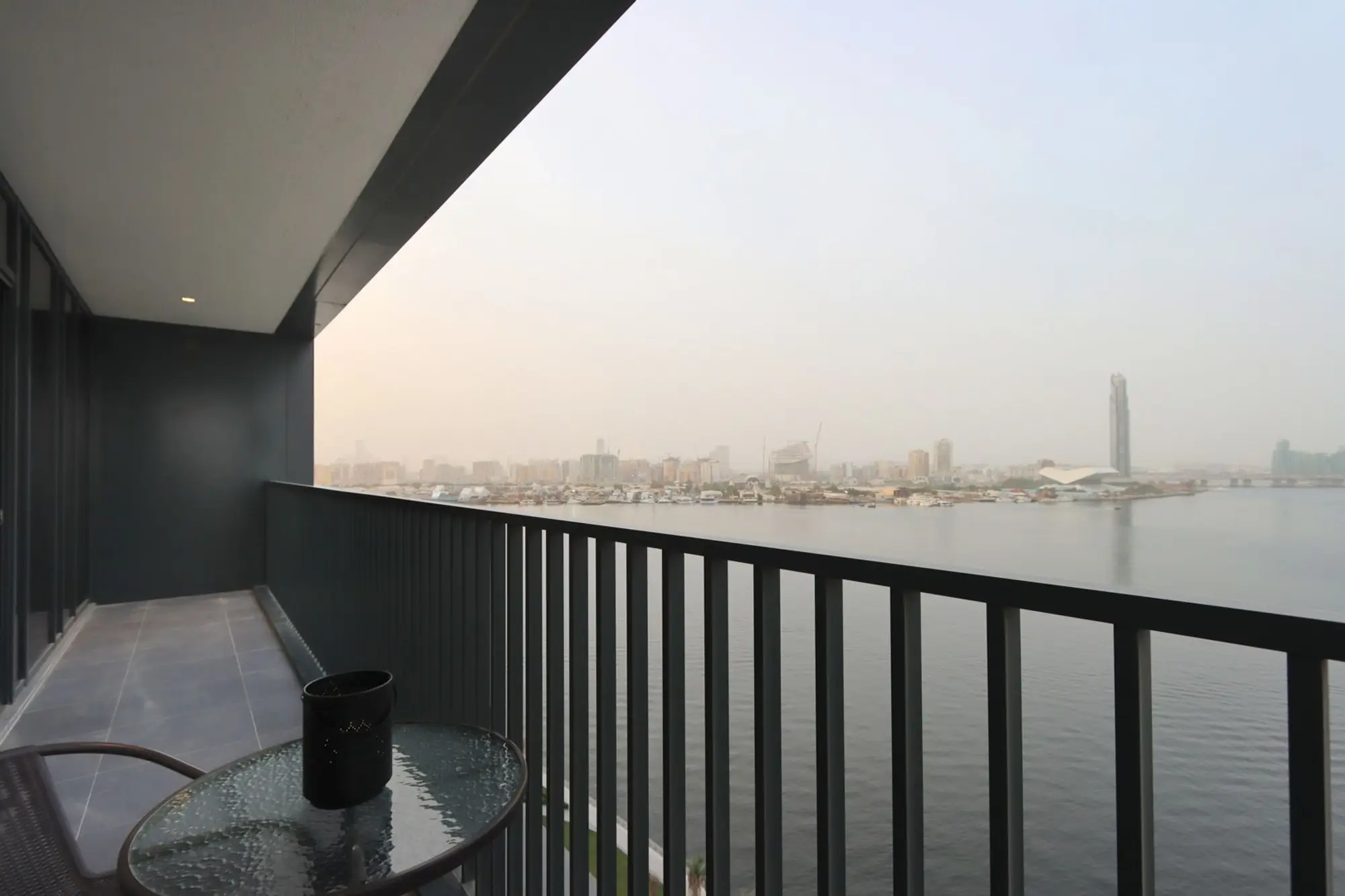 Waterfront 2BR with Dubai Skyline Views, Dubai