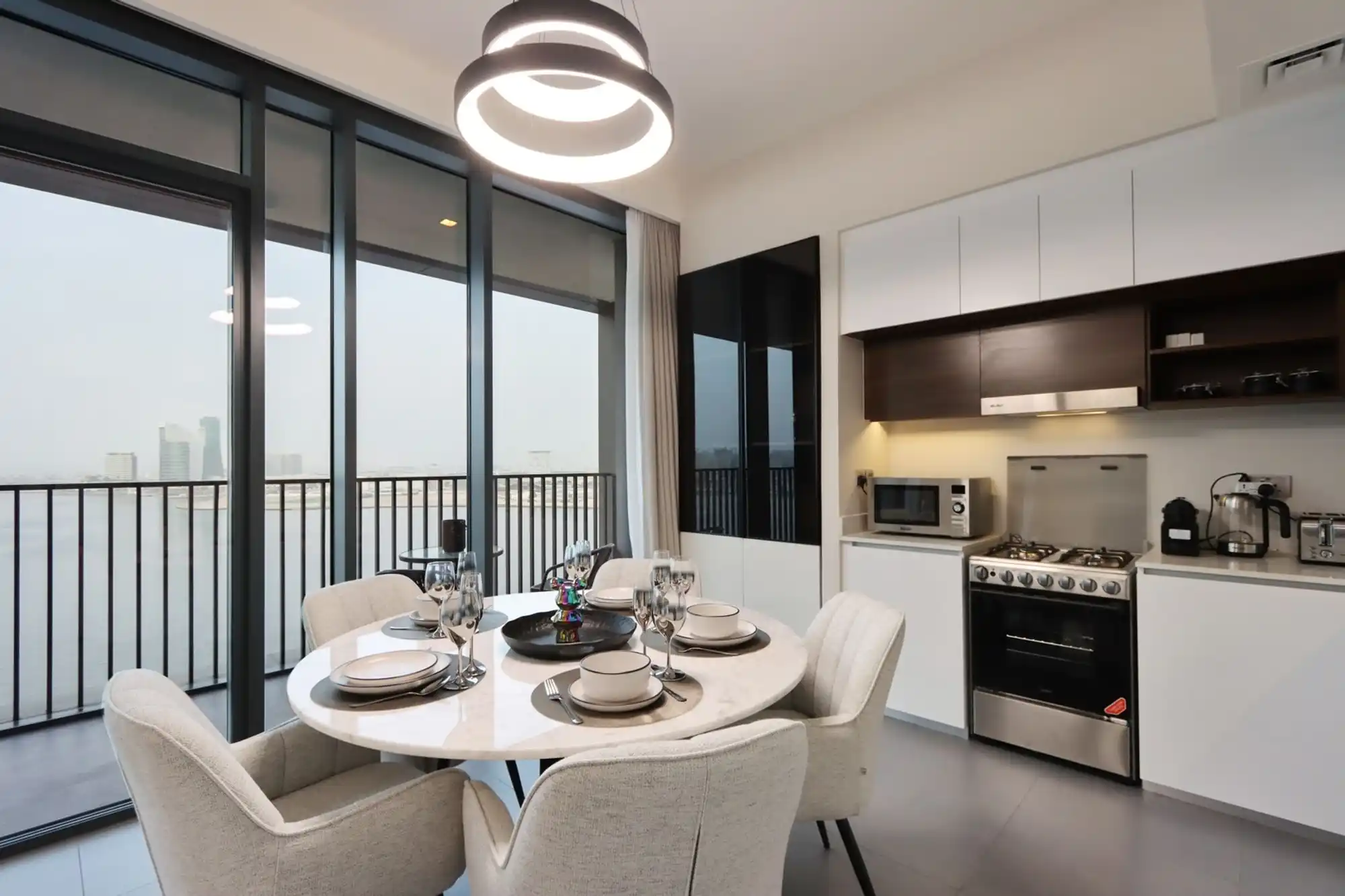 Waterfront 2BR with Dubai Skyline Views, Dubai