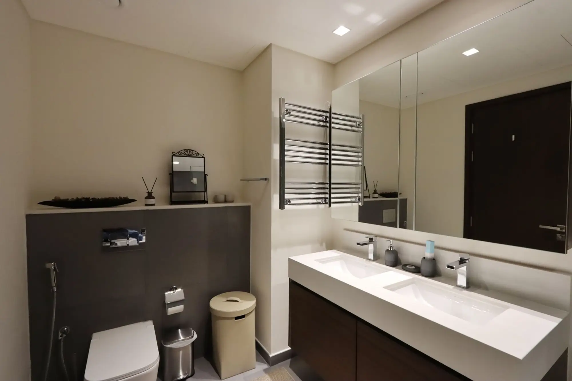 Waterfront 2BR with Dubai Skyline Views, Dubai