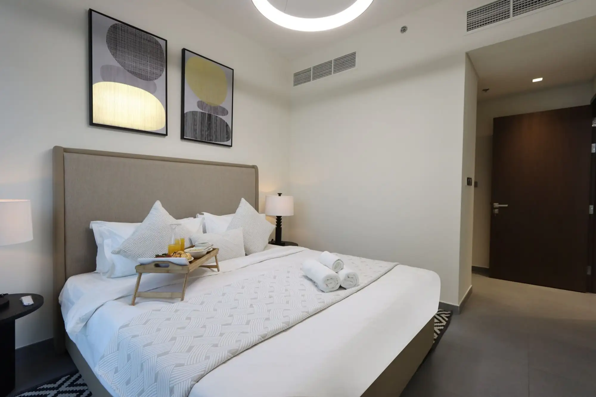 Waterfront 2BR with Dubai Skyline Views, Dubai