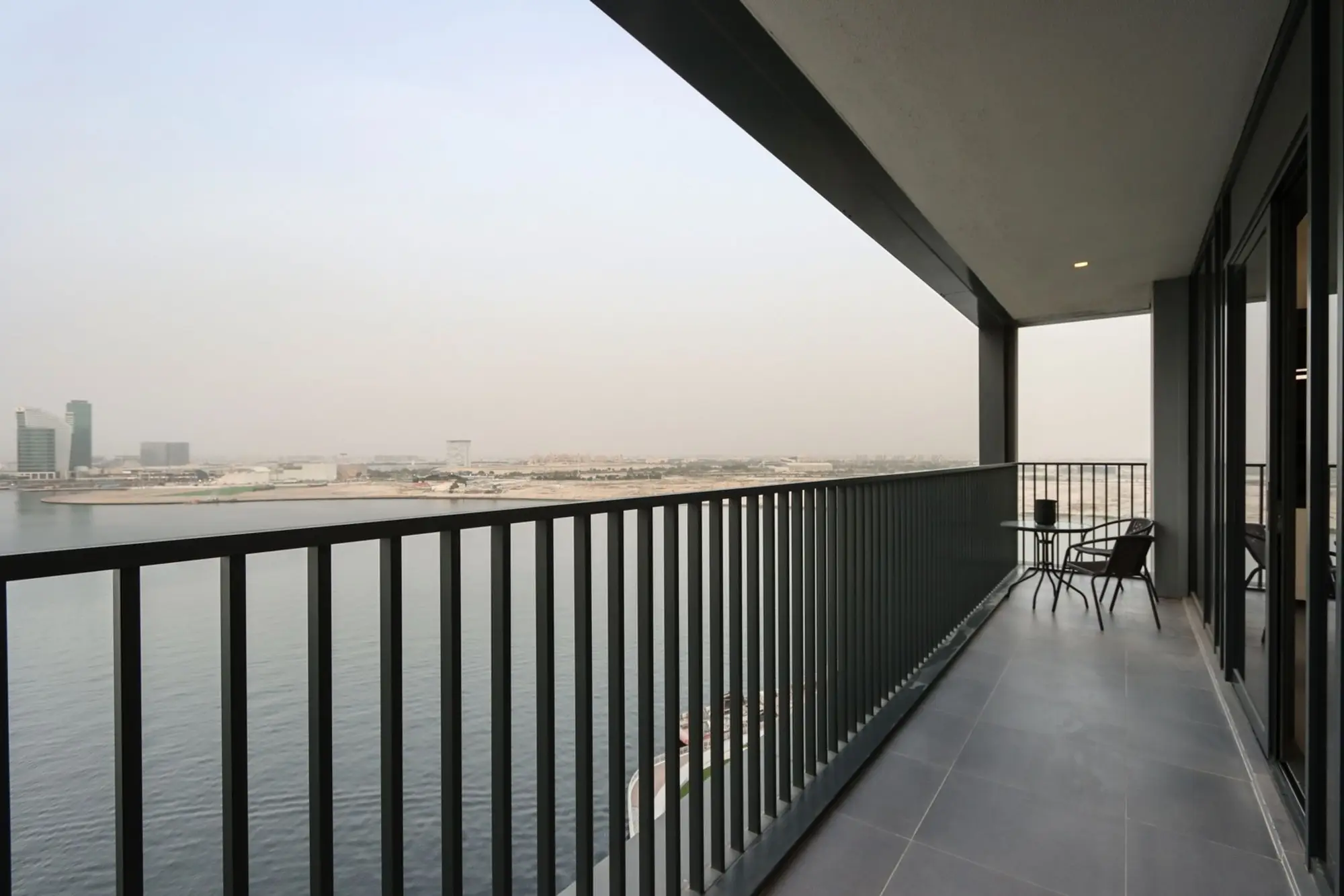 Waterfront 2BR with Dubai Skyline Views, Dubai