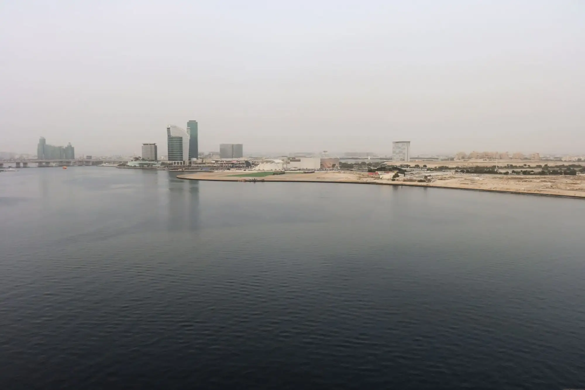 Waterfront 2BR with Dubai Skyline Views, Dubai