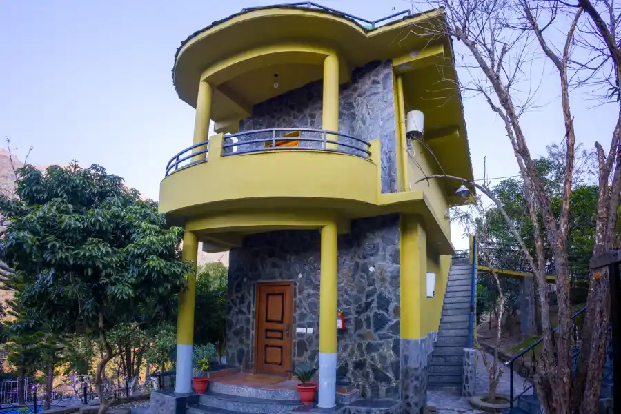 Zephyr Stoneva, Mussoorie