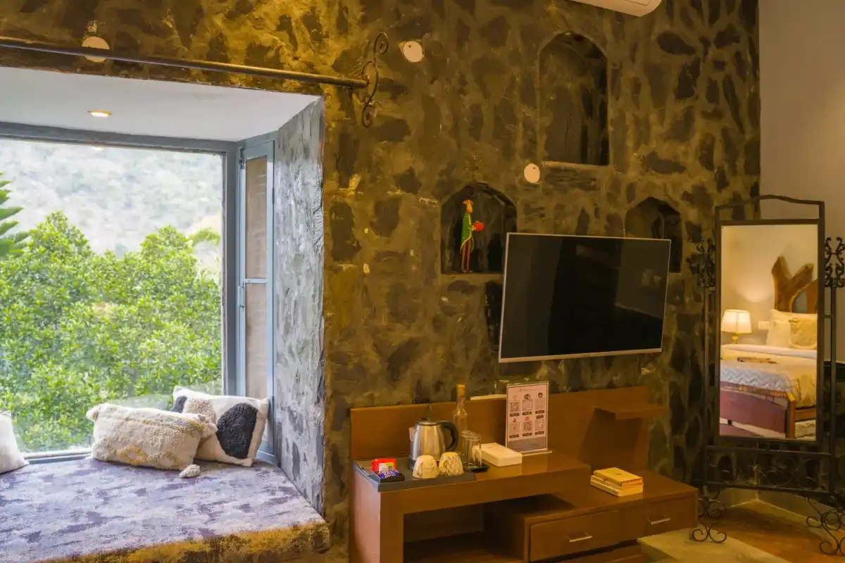Zephyr Stoneva, Mussoorie